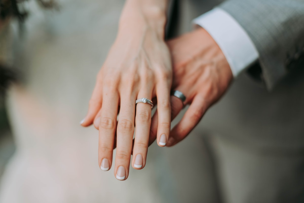 Anelli e documenti di matrimonio