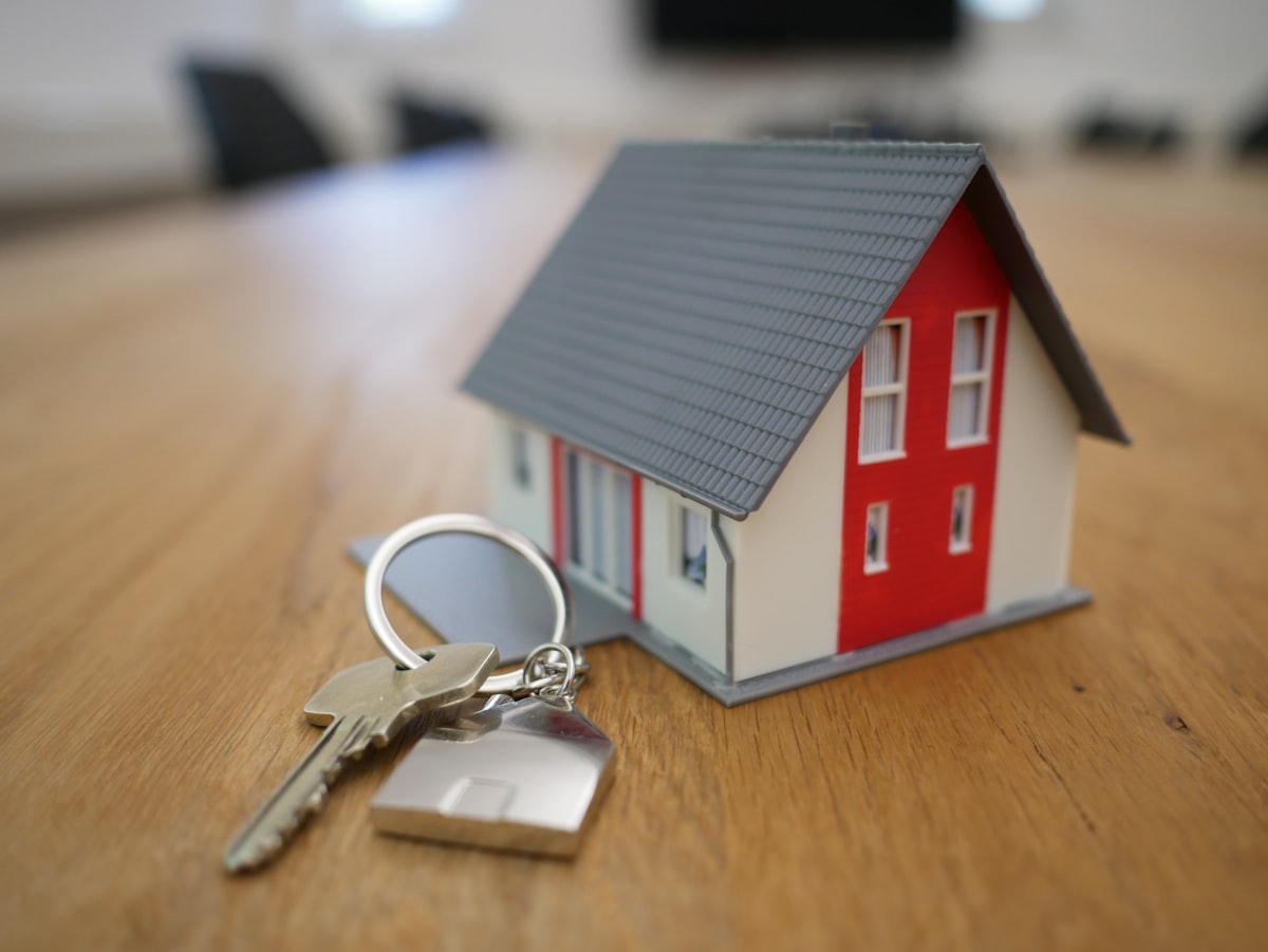 Casa con cartello in vendita